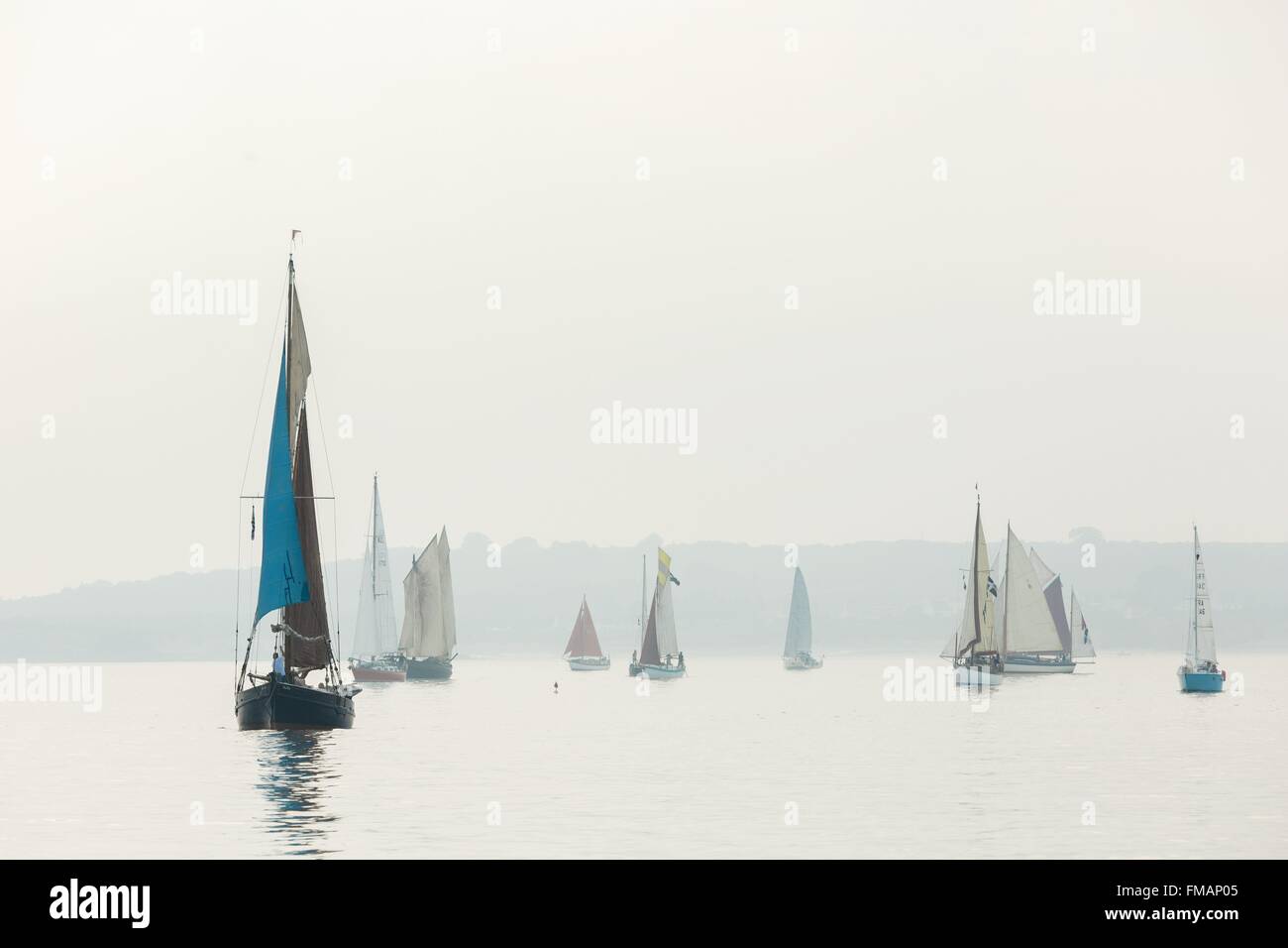 Frankreich, Finistere, Douarnenez, Segelboote kreuzen am Morgen Nebel Stockfoto