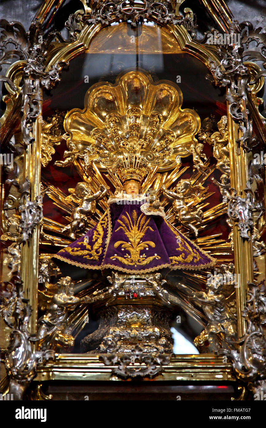 Das Wachs beschichtet Holzstatue des Prager Jesulein, Kirche der siegreichen Jungfrau Maria, Malá Strana, Prag, Tschechische Republik. Stockfoto