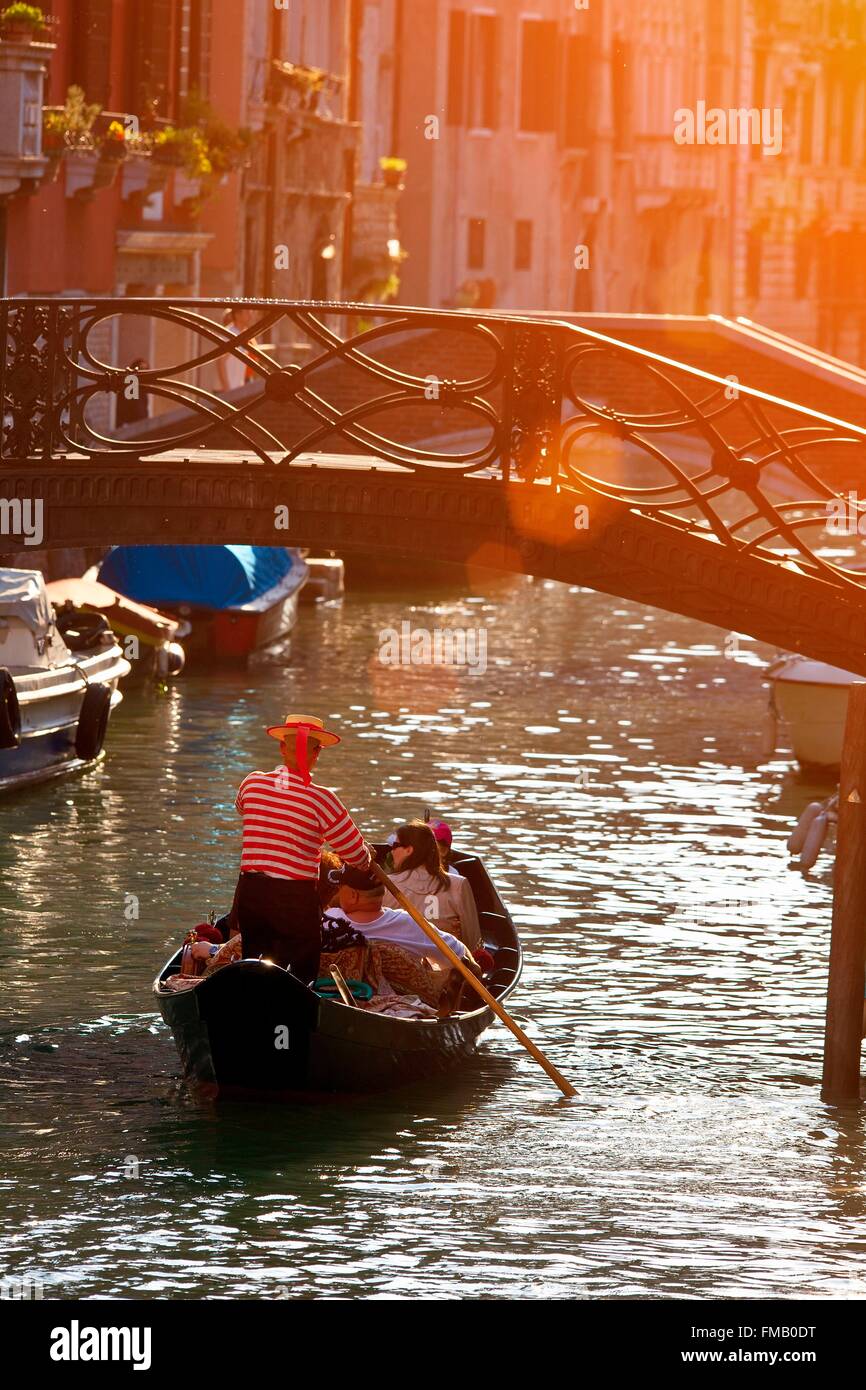 Italien, Veneto, Venedig, Gondel am Kanal in Venedig Stockfoto