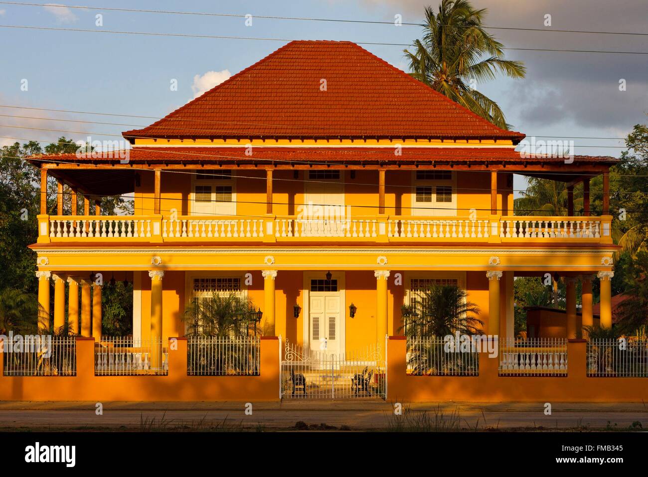 Kuba, Ciego de Avila, Morón, Haus Spalten durch die letzten Strahlen der Sonne beleuchtet Stockfoto