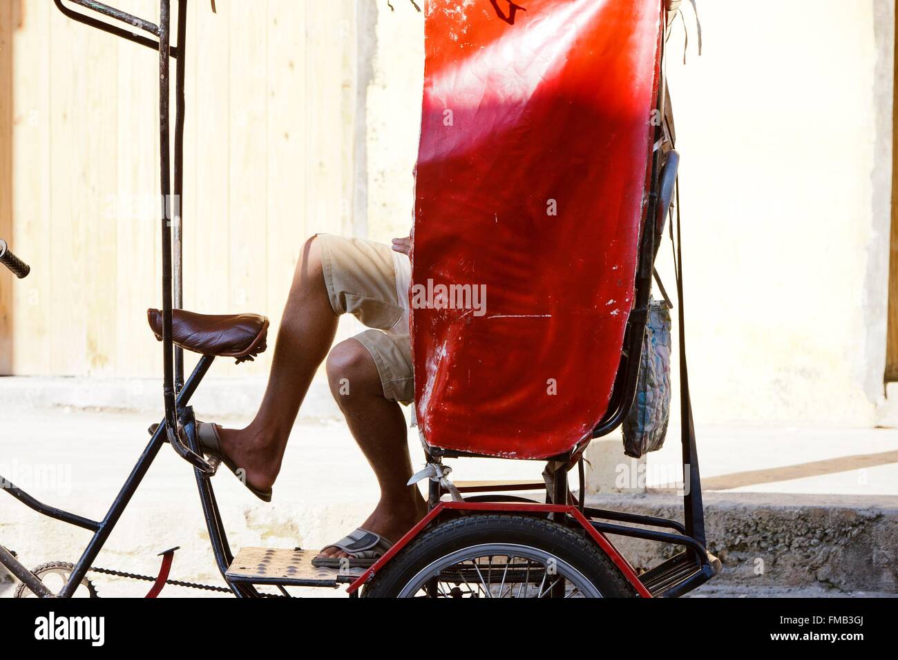 Kuba, junger Mann wartet auf Kunden in seinem Taxi Fahrrad Stockfoto