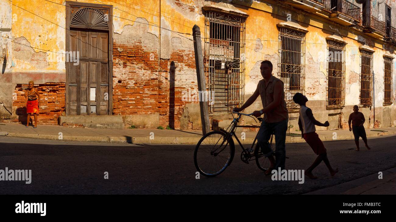 Kuba, Cienfuegos, Weltkulturerbe der UNESCO, Panorama auf eine typische Straße in der Sonne Stockfoto