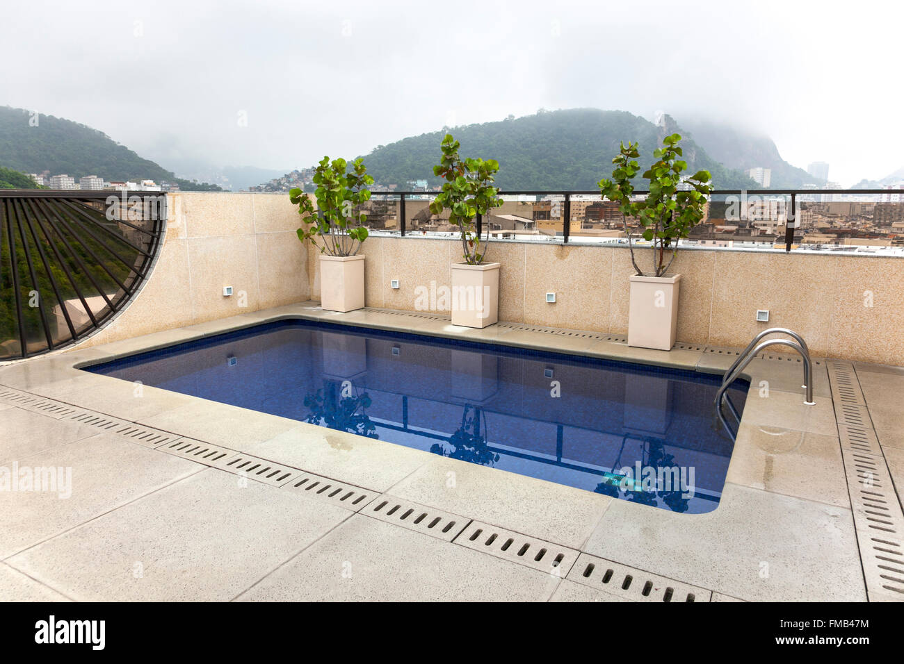 Pool auf dem Dach (Rio De Janeiro, Brasilien) Stockfoto