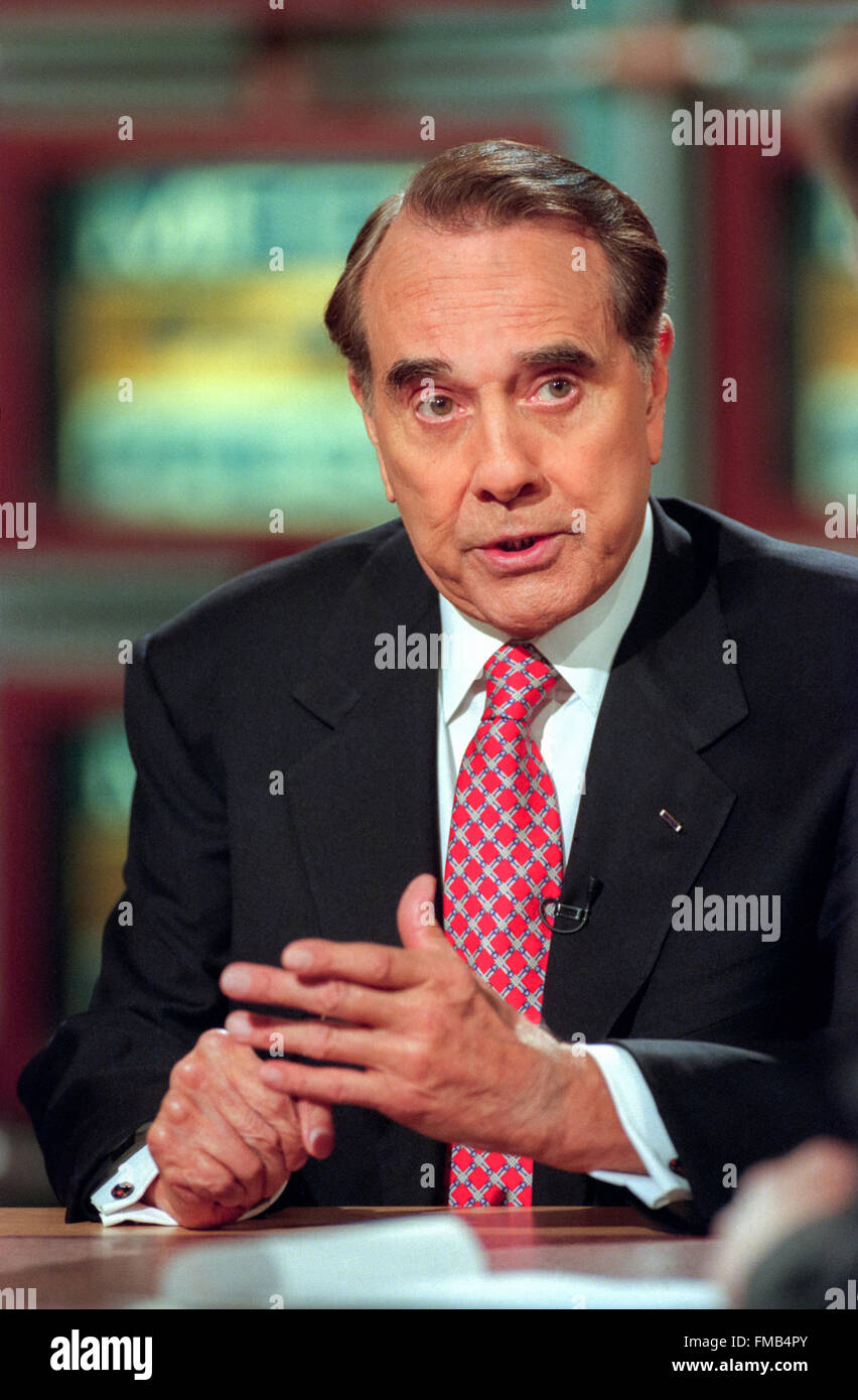 Der ehemalige US-Senator und Sonderbeauftragten für Kosovo Bob Dole spricht über die Krise in der Region nach dem Scheitern einem Friedensabkommens während der NBC Meet Presse 21. März 1999 in Washington, DC zu sichern. Stockfoto