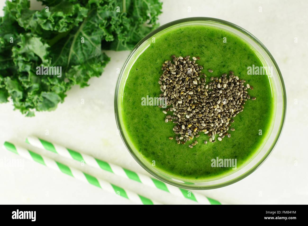 Grüne Grünkohl Smoothie nach unten Ansicht aus Glas mit Herzform des gesunden Chiasamen gebildet Stockfoto