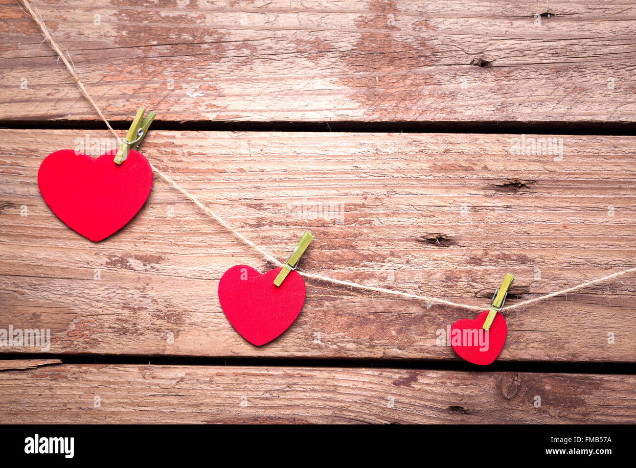 Valentinstag Herzen auf rustikalen hölzernen Hintergrund Stockfoto