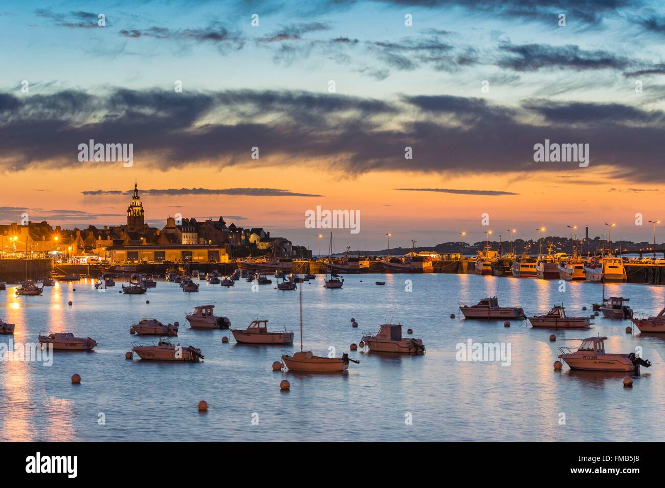 Frankreich, Finistere, Iroise-See, Roscoff, dem Fischerhafen, Dorf und Kirche Notre Dame de Croas Batz Stockfoto