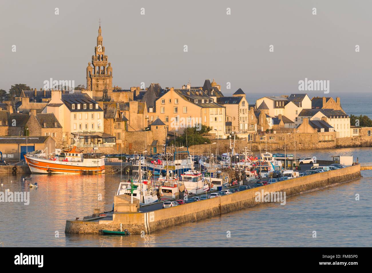 Frankreich, Finistere, Iroise-See, Roscoff, dem Fischerhafen, Dorf und Kirche Notre Dame de Croas Batz Stockfoto