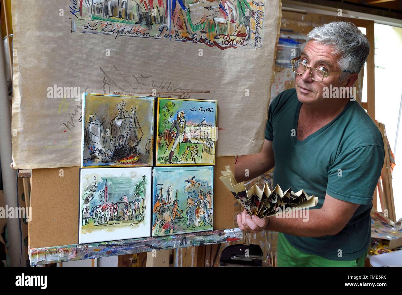 Frankreich, Finistere, Lannilis, Prat Ar Coum, der Künstler Loic Madec in seiner Werkstatt Stockfoto