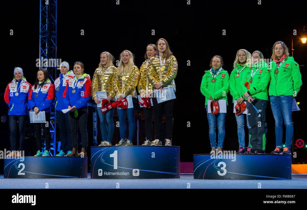 11.03.2016. Holmenkollen, Oslo, Norwegen. IBU Biathlon Weltmeisterschaften. L-R J Anais Bescond Frankreichs, Anais Chevalier von Frankreich, Justine Braisaz Frankreichs und Marie Dorin Habert von Frankreich (Silbermedaille) Marte Olsbu Norwegens, Tiril Eckhoff Norwegens, Fanny Horm Birkeland von Norwegen und Synnoeve Solemdal von Norwegen (Goldmedaille) Laura Dahlmeier Deutschlands, Maren Hammerschmidt von Franziska Hildebrand Deutschlands und Franziska Preuß Deutschlands (Bronzemedaille) bei der Verleihung der Medaille bei der IBU Biathlon-Weltmeisterschaften in Holmenkollen Oslo Norwegen. Stockfoto