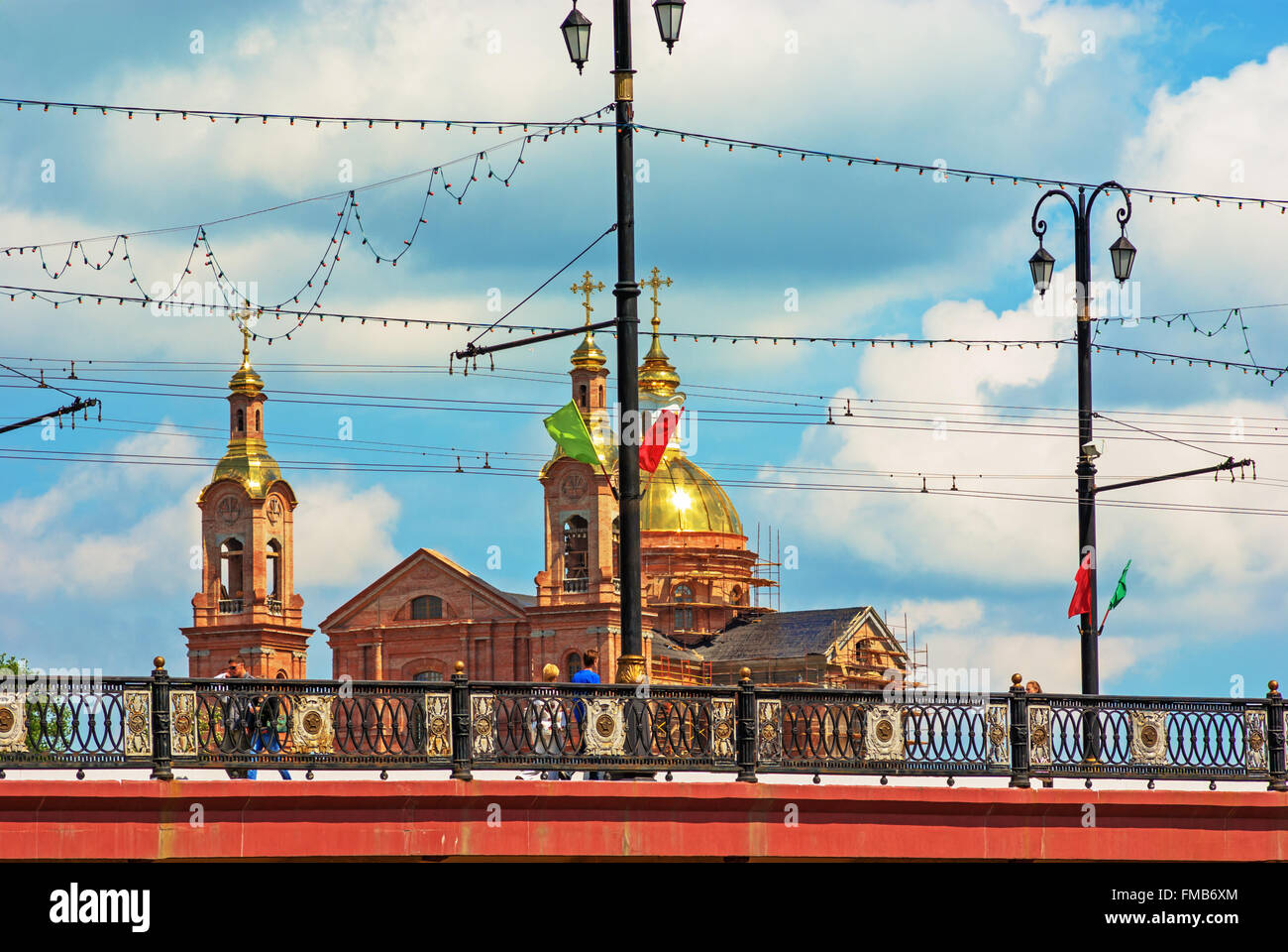 Erholung [Annahme] Uspenski Kathedrale und Kirow Brücke über den River Zapadnaya Dwina, Wizebsk, Weißrussland. Stockfoto