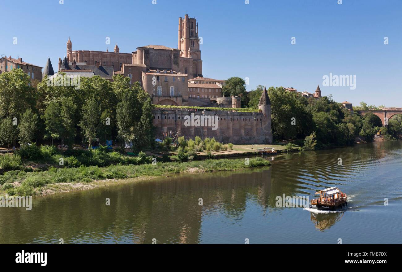 Frankreich, Tarn, Albi, der Bischofsstadt, Weltkulturerbe von der UNESCO bis zum Sainte Cecile Kathedrale, ein Boot auf dem Tarn Stockfoto