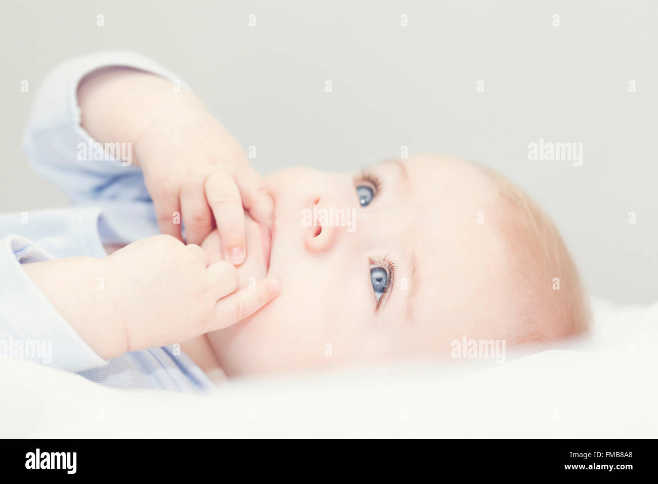 Entzückende Baby im Bett liegen und nach oben schauen Stockfoto