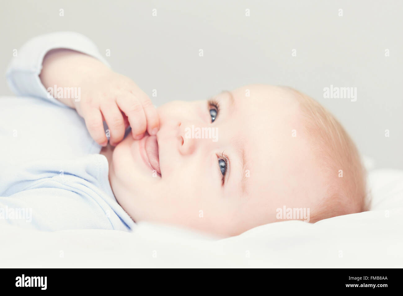 Entzückende Baby im Bett liegen und nach oben schauen Stockfoto