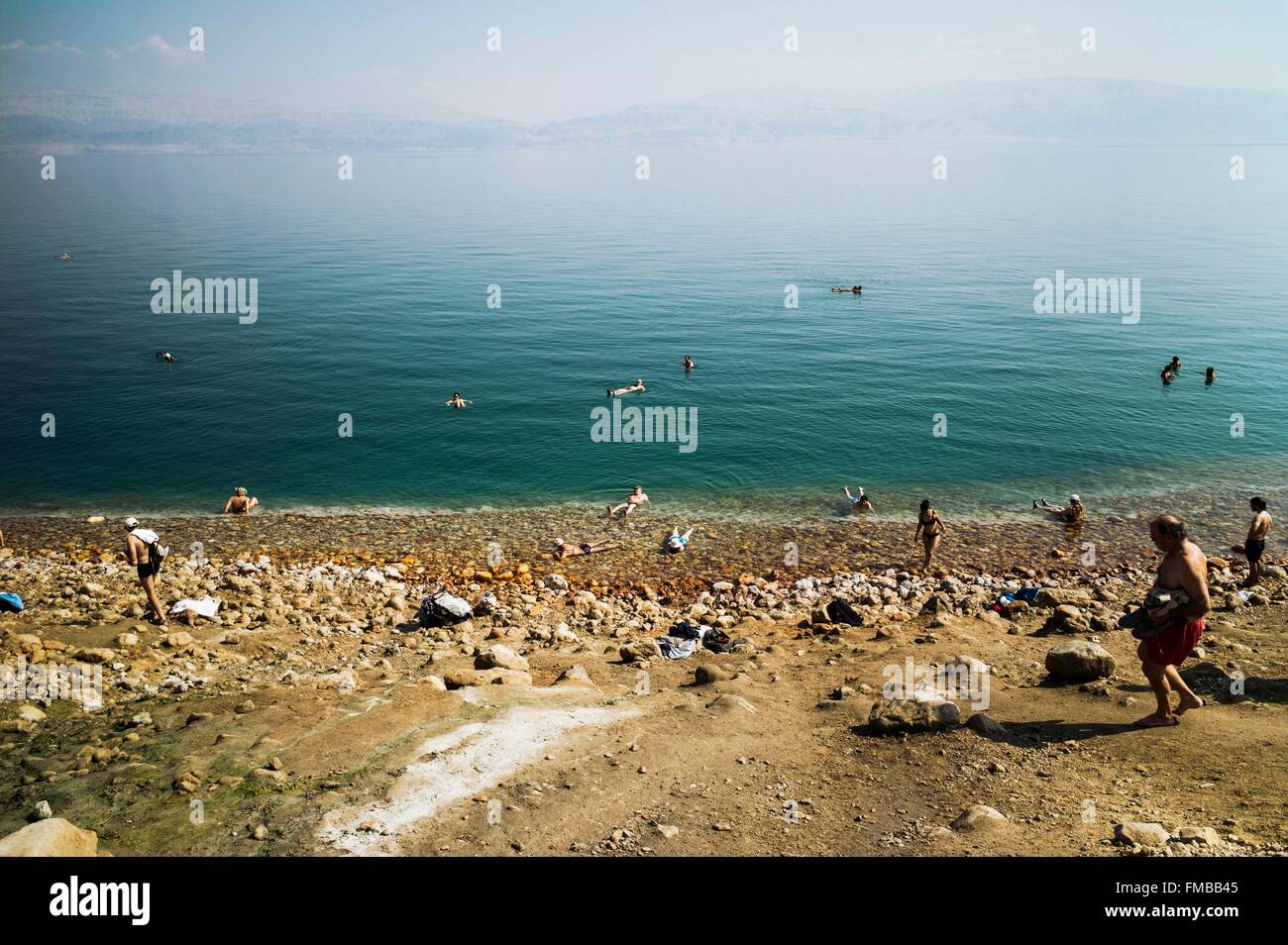 Israel, Judäische Wüste, Schwimmer im Toten Meer,-417 m Stockfoto