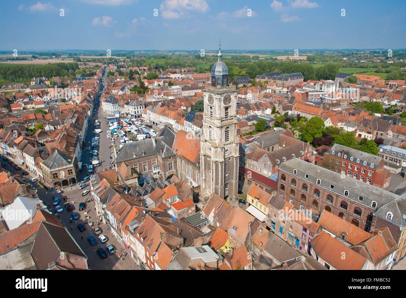 Frankreich, Pas-De-Calais, Aire Sur la Lys, Glockenturm als Weltkulturerbe der UNESCO (Luftbild) aufgeführt Stockfoto