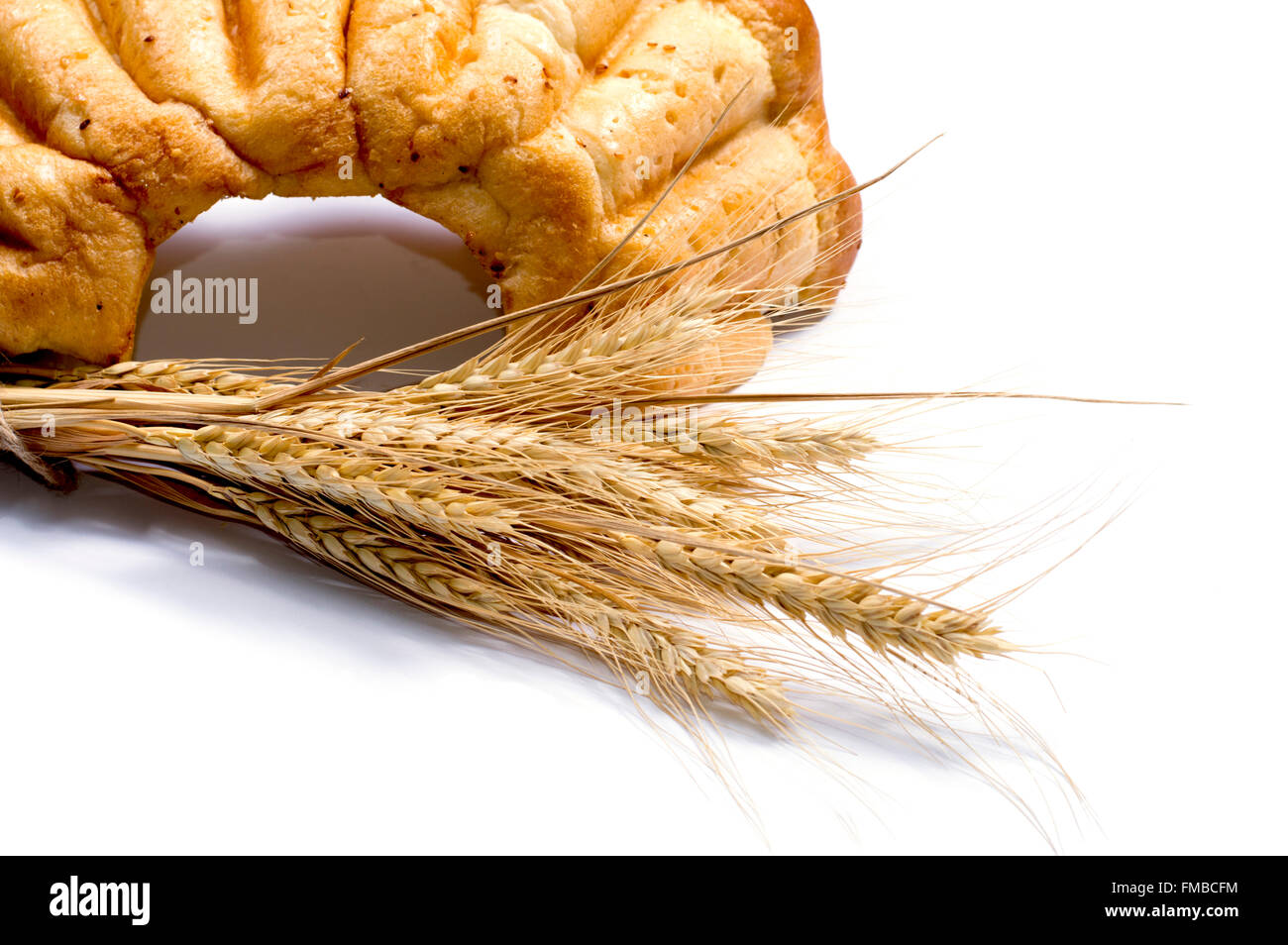 Verknüpfung von wheaten Ohren und große Brot Stockfoto