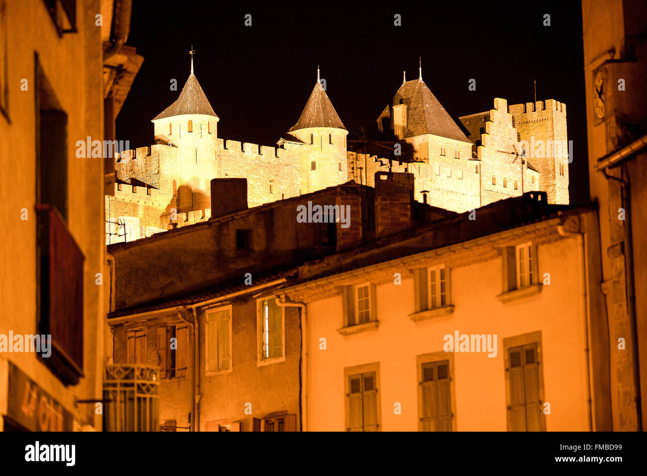 Zitieren, Burg Festung beleuchtet in der Nacht beleuchtet oben Häuser in Carcassonne,, Aude, Süden, Frankreich, Europa, Stockfoto