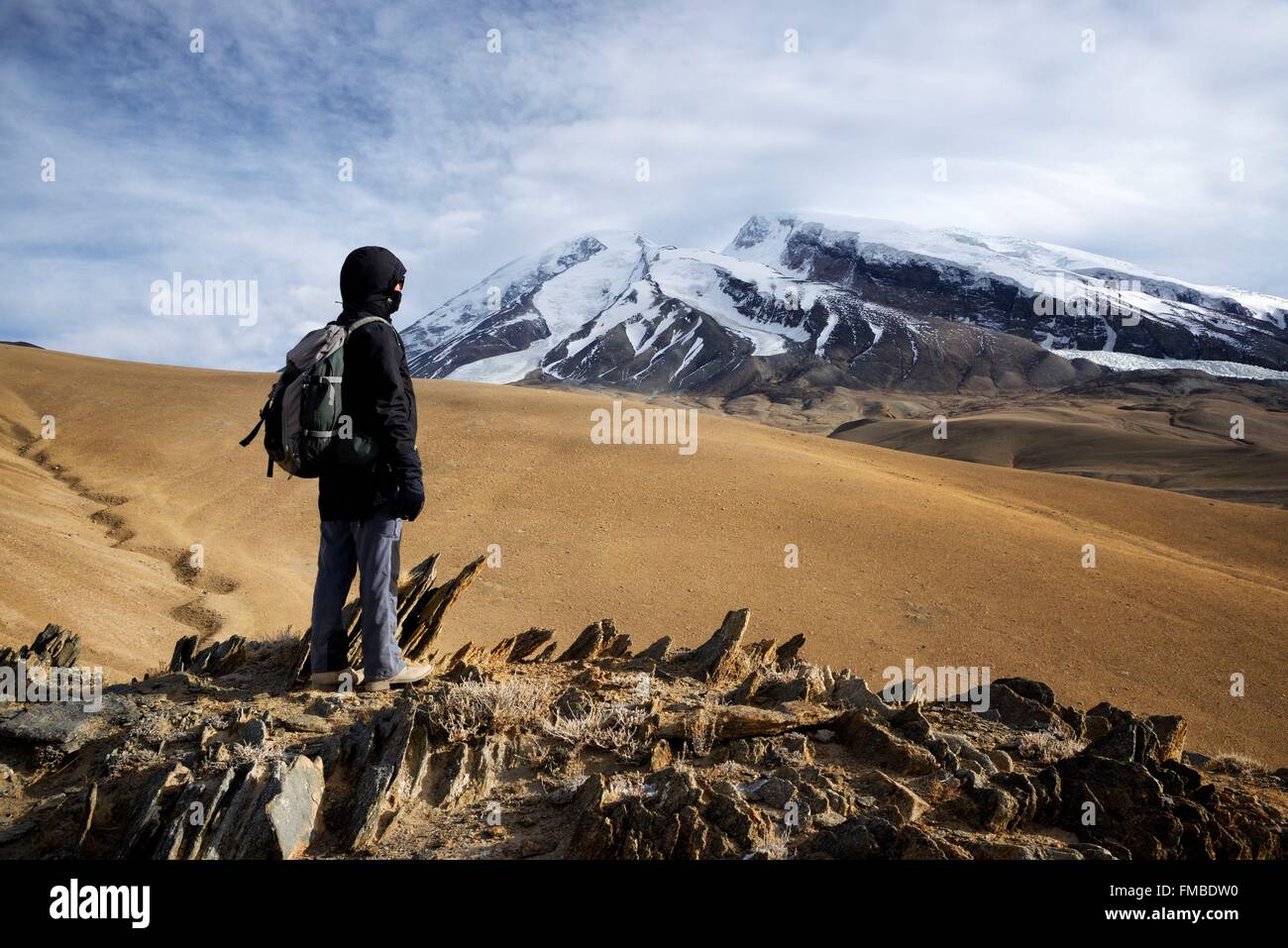 China, autonome Region Xinjiang Uyghur, Karakul See, Trekker und der Berg Muztagh Ata (7546m) in der Nähe von der Grenze zu Stockfoto