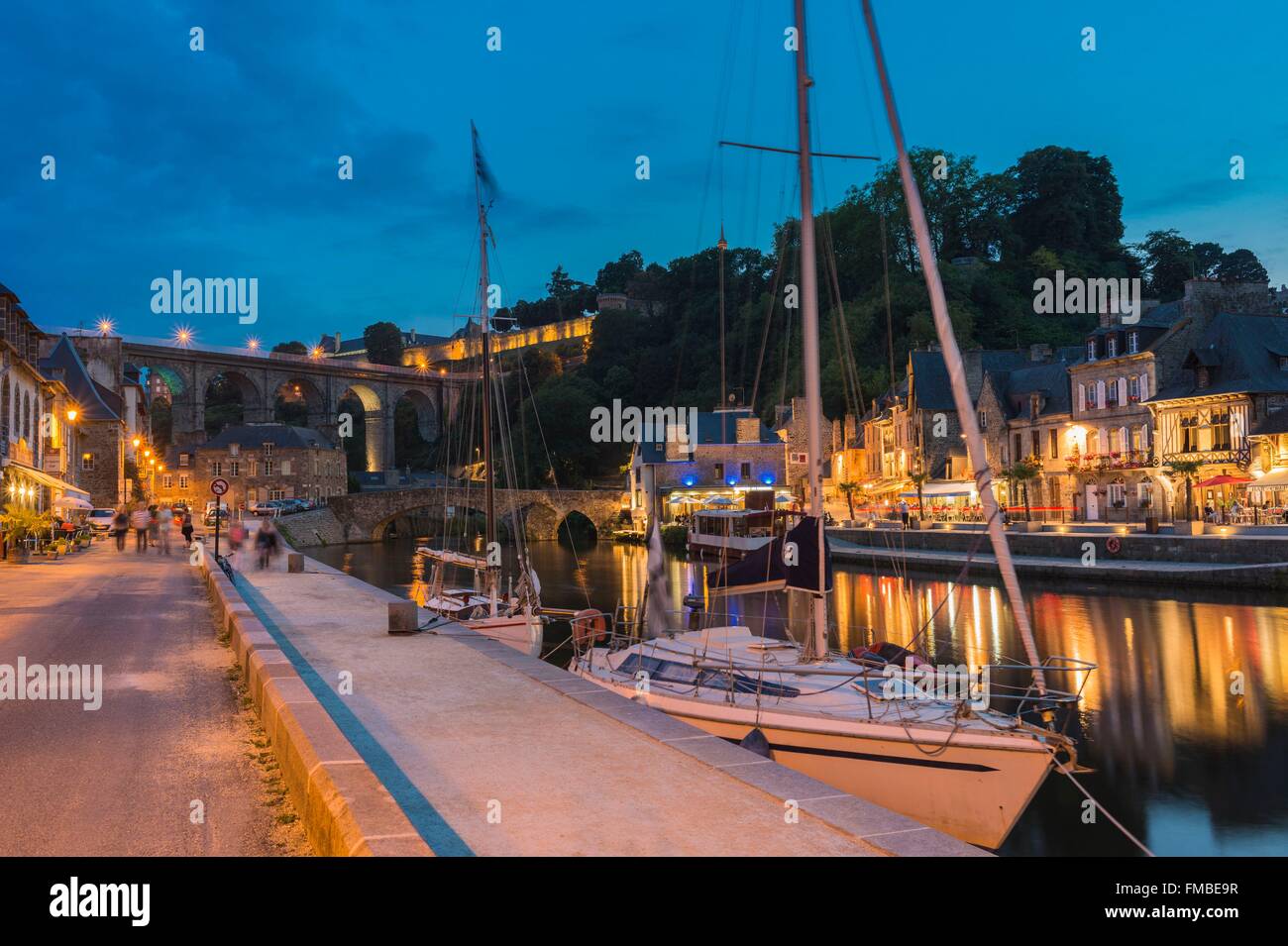 Frankreich, Côtes d ' Armor, Dinan, Dinan Hafen Fluss Rance und dem Viadukt Stockfoto