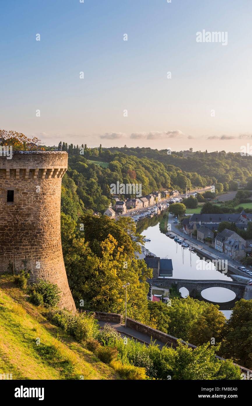 Frankreich, Côtes d ' Armor, Dinan, Panoramablick von den Burgmauern Blick über Dinan Hafen und Rance Fluß Stockfoto