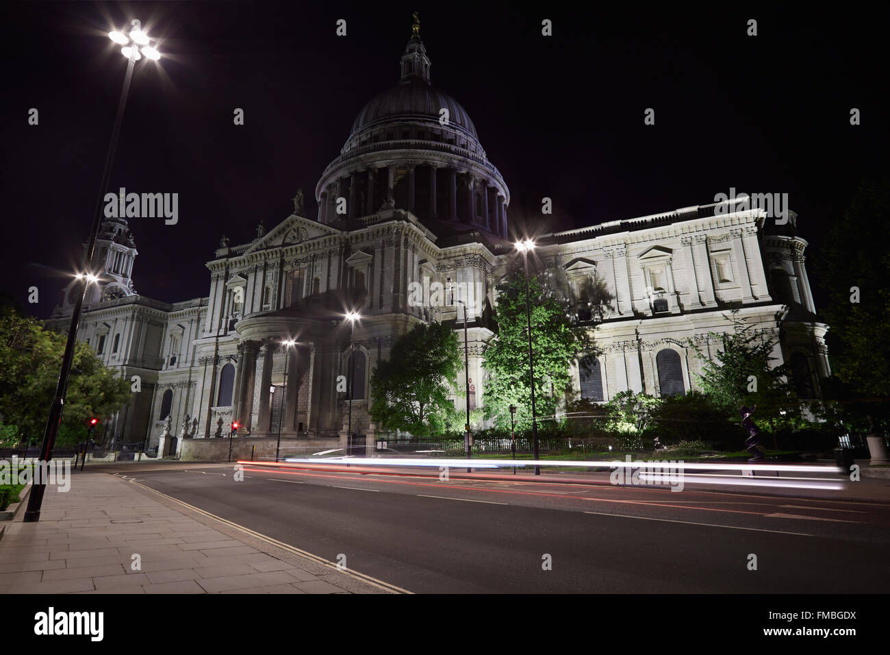 St. Pauls Cathedral in London, leere Straße und Auto vorbeifahrenden Lichter nachts beleuchtet. Stockfoto