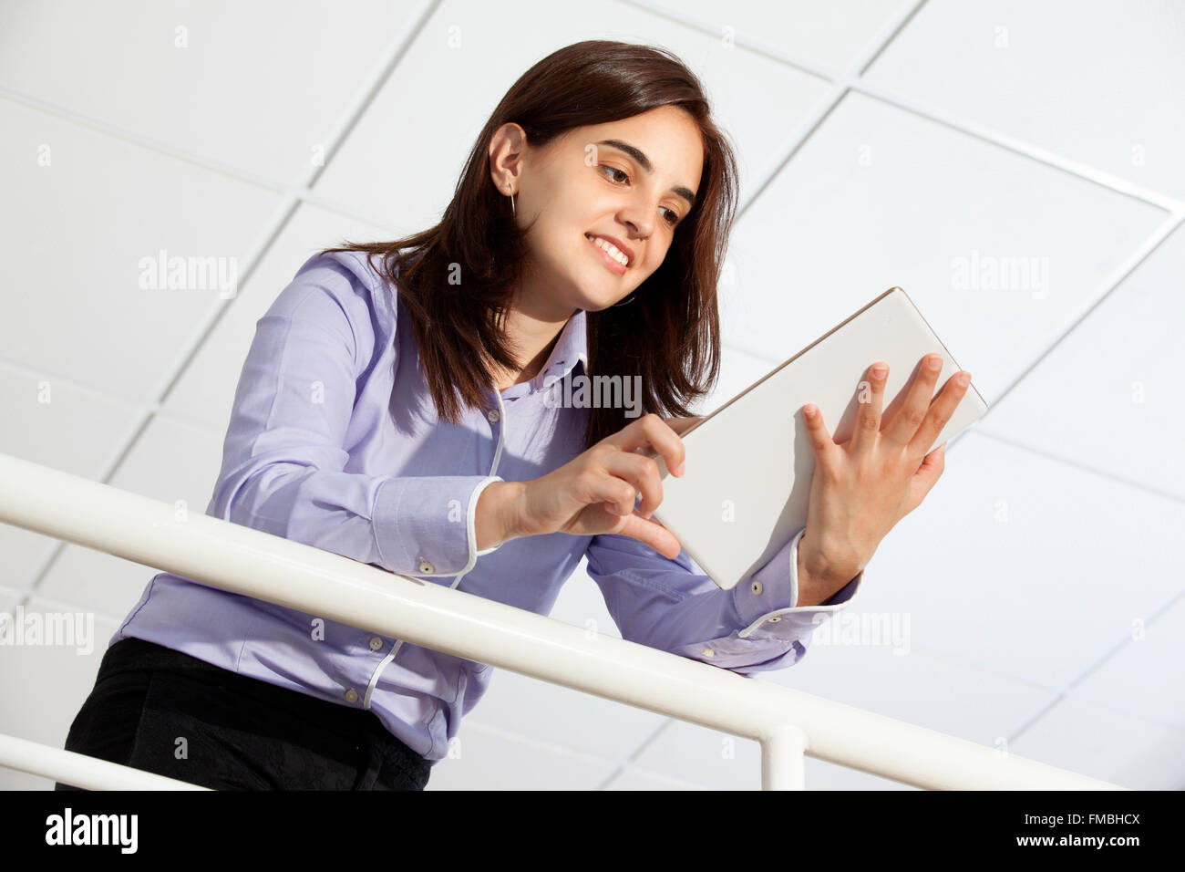 Business-Frau stehend mit einem Tablet-Computer in der Lobby-Büro Stockfoto