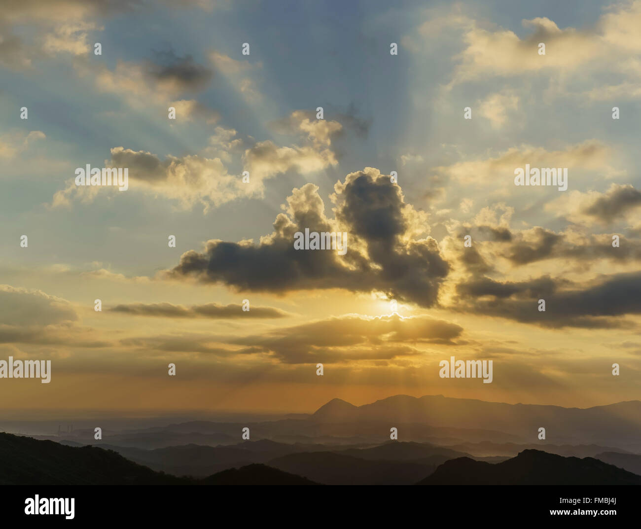 Aufgehen Sie Sonne in fünf Finger Mountain von Taipei, Taiwan Stockfoto
