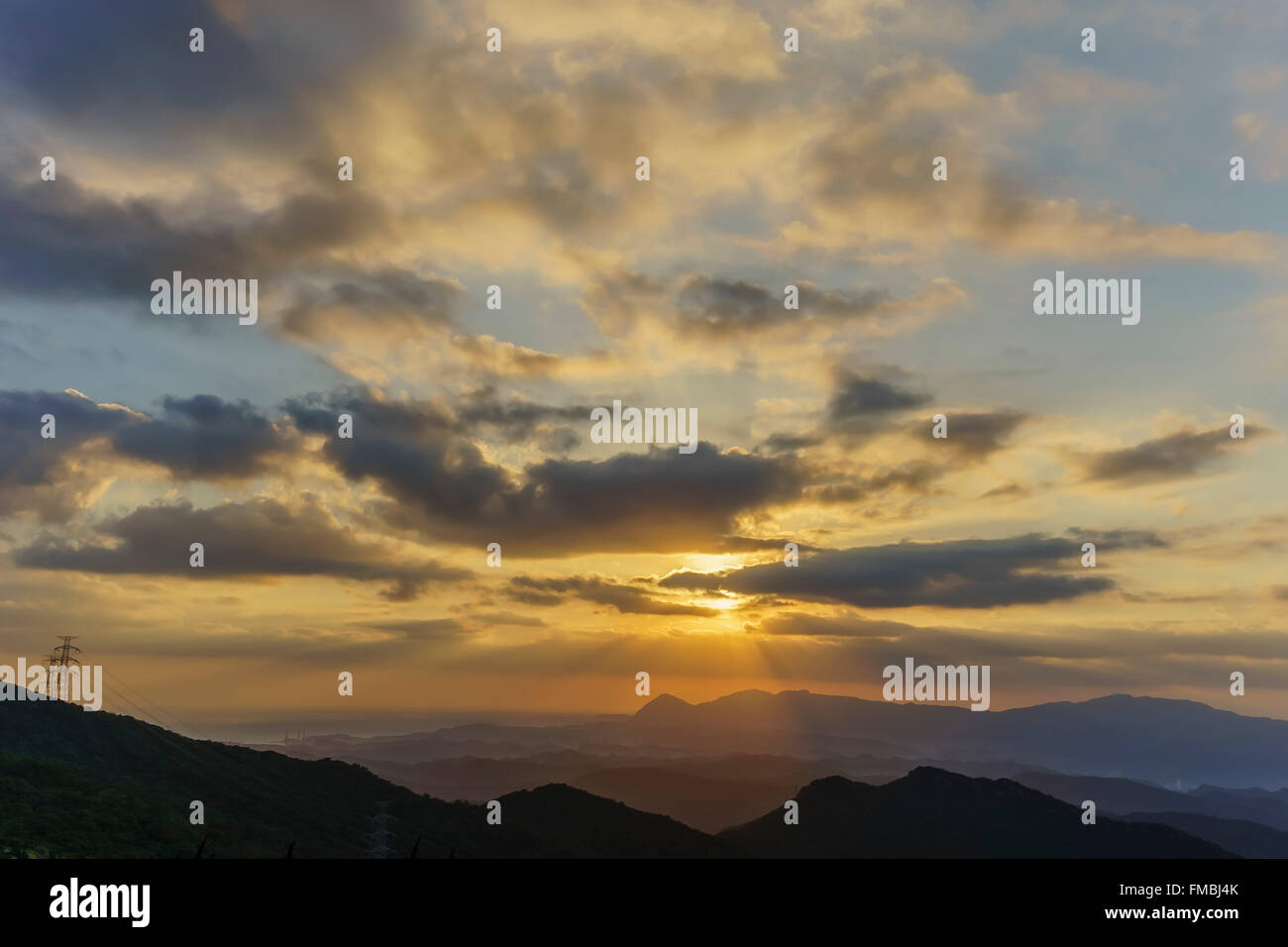 Aufgehen Sie Sonne in fünf Finger Mountain von Taipei, Taiwan Stockfoto