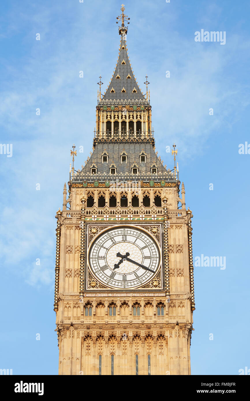 Big Ben in London, blauer Himmel hautnah Stockfoto