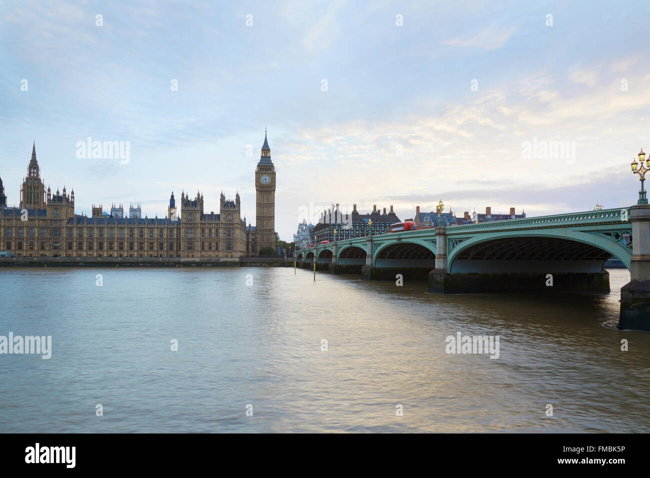Big Ben und Westminster-Palast in der Abenddämmerung in London, natürliches Licht und Farben Stockfoto