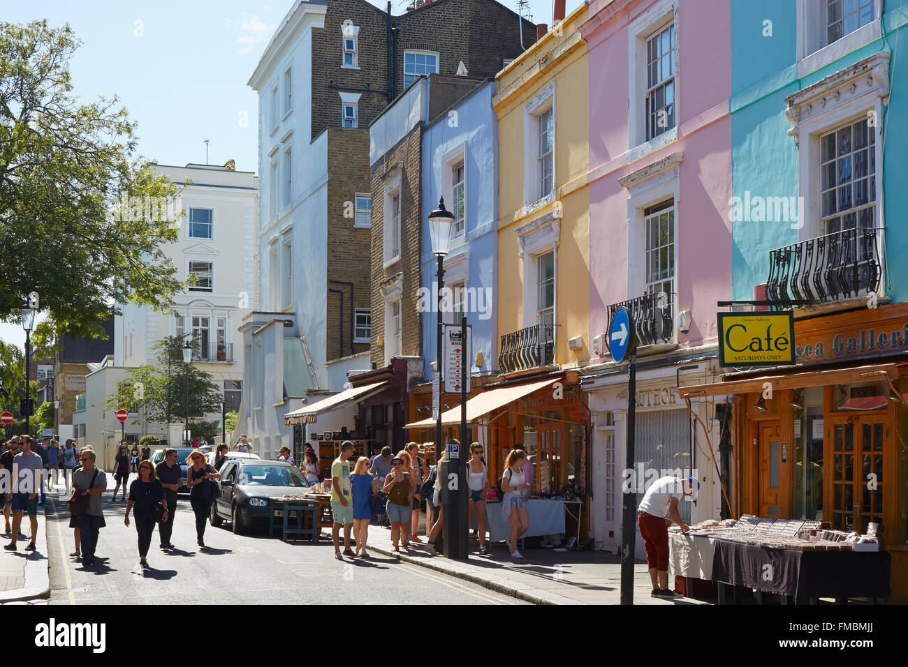 Portobello Road mit bunten Häusern und Menschen zu Fuß an einem sonnigen Tag in London Stockfoto