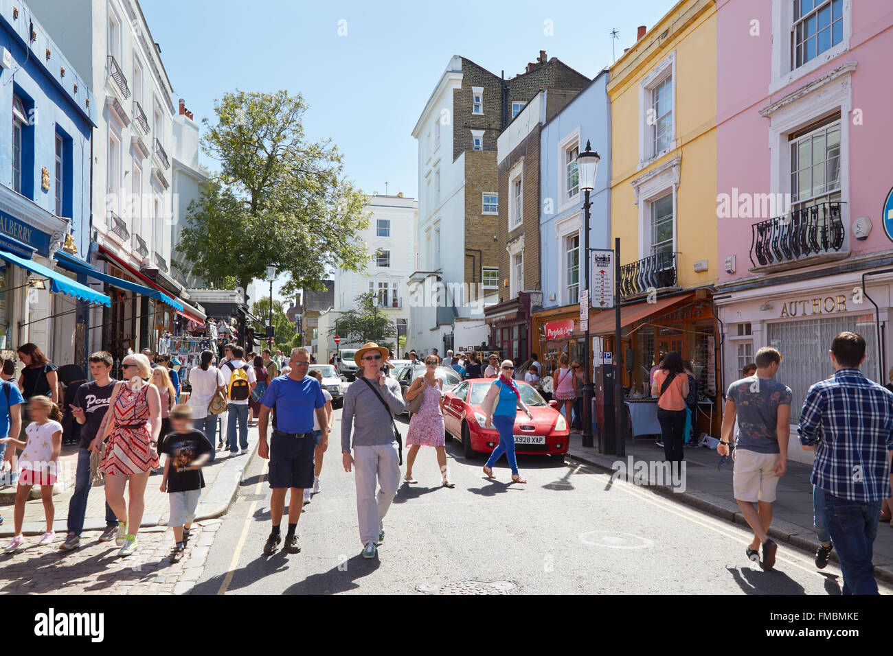 Portobello Road mit Menschen zu Fuß an einem sonnigen Tag in London Stockfoto
