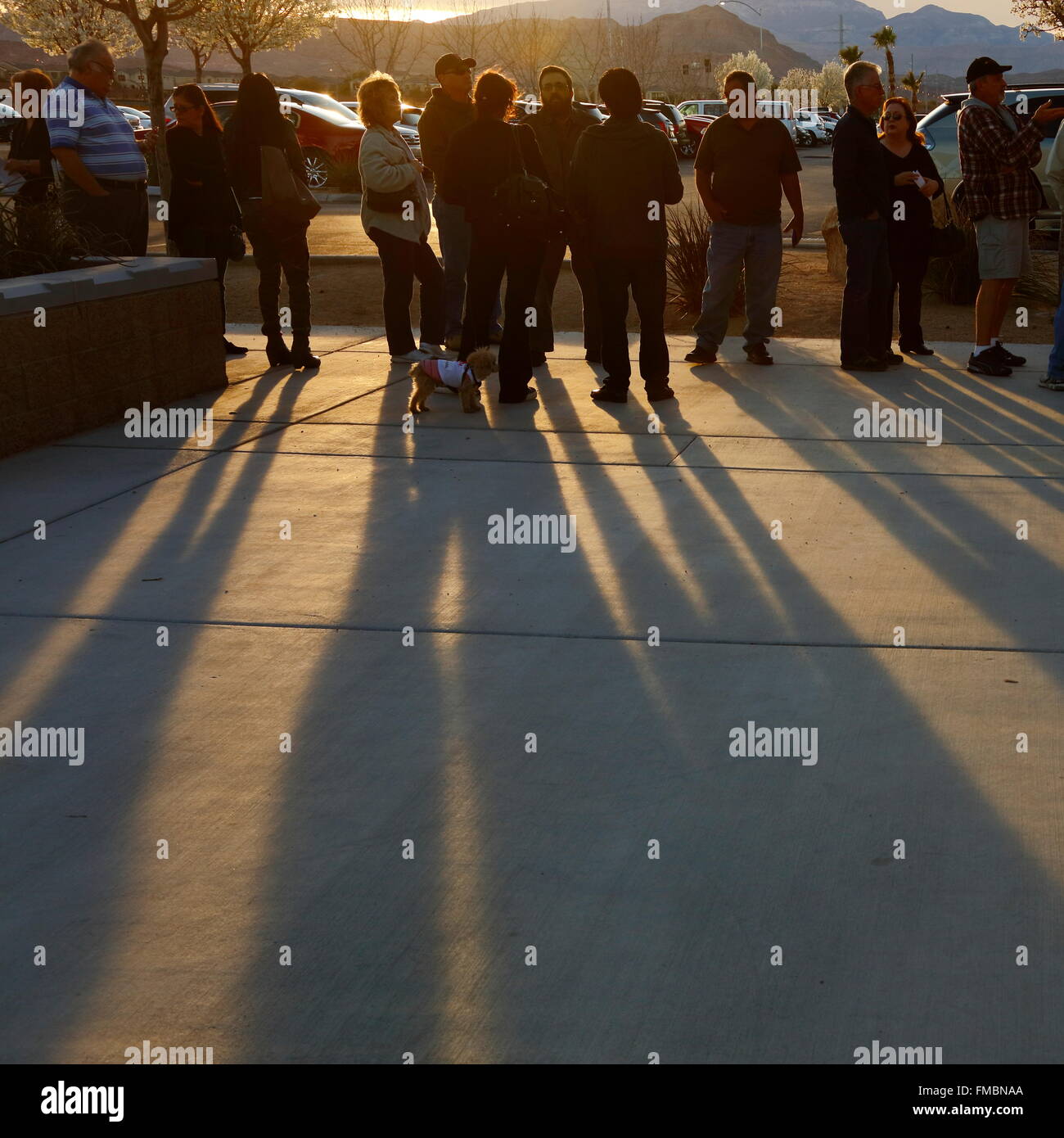 Caucus-Gänger und Wähler warten in der Schlange eine Caucus-Lage in Las Vegas, Nevada, USA, am Dienstag, 23. Februar 2016 treten Stockfoto