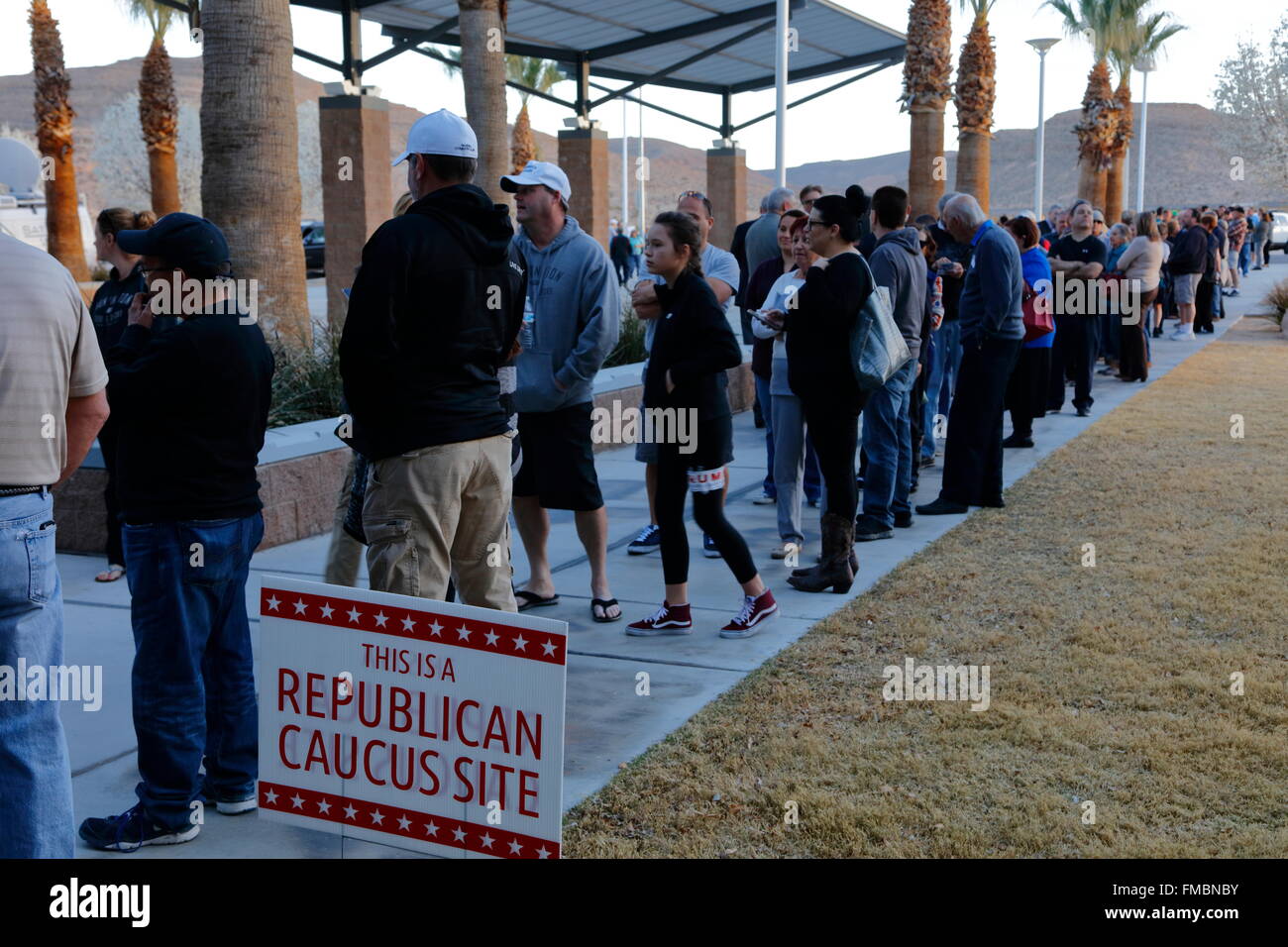 Caucus-Gänger und Wähler warten in der Schlange um ein Caucus-Lage in Las Vegas, Nevada, USA, Freitag, 23. Februar 2018 eingeben Stockfoto