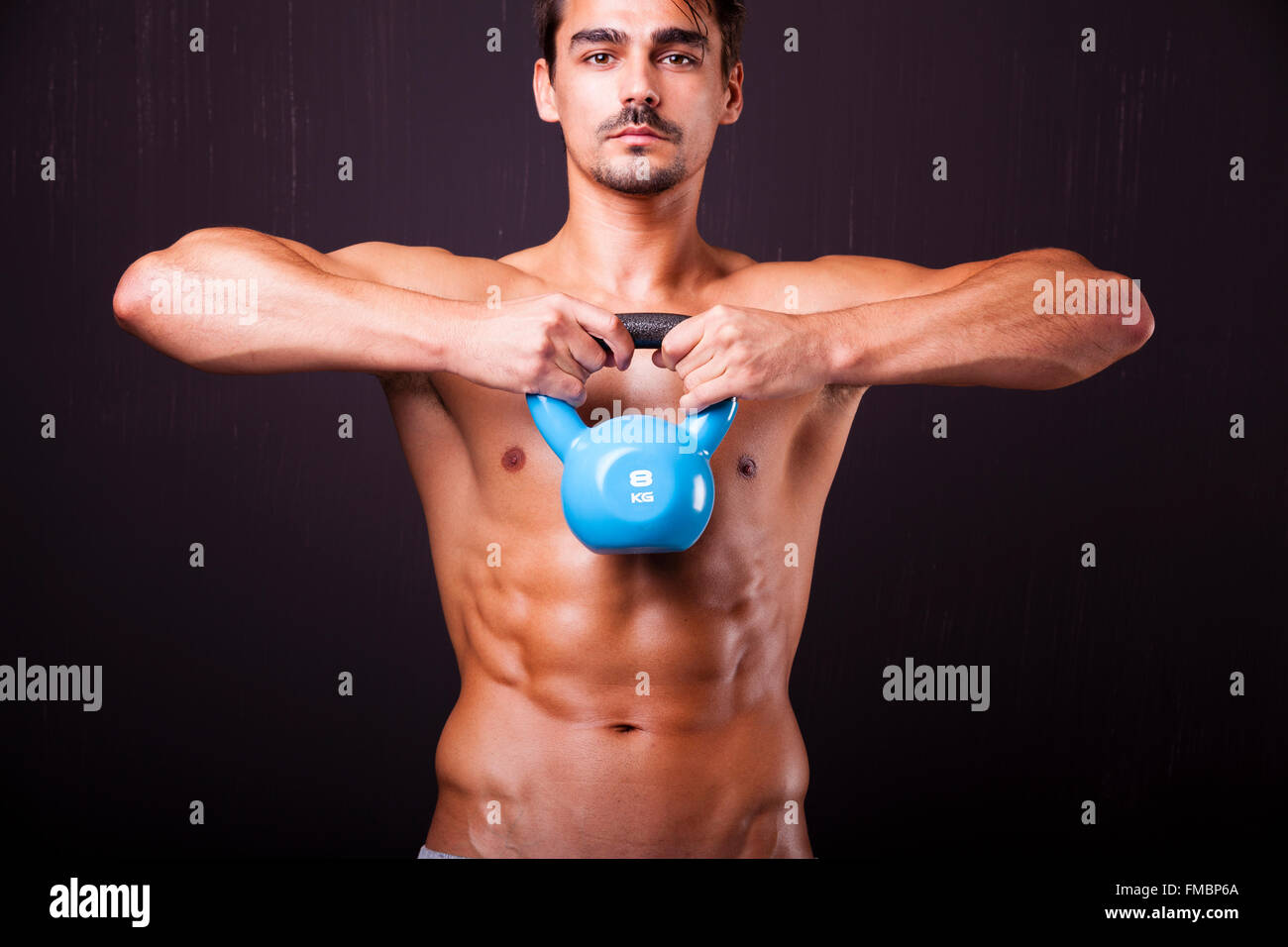 Fitness Mann Lifing eine Hantel auf Grunge Hintergrund Stockfoto