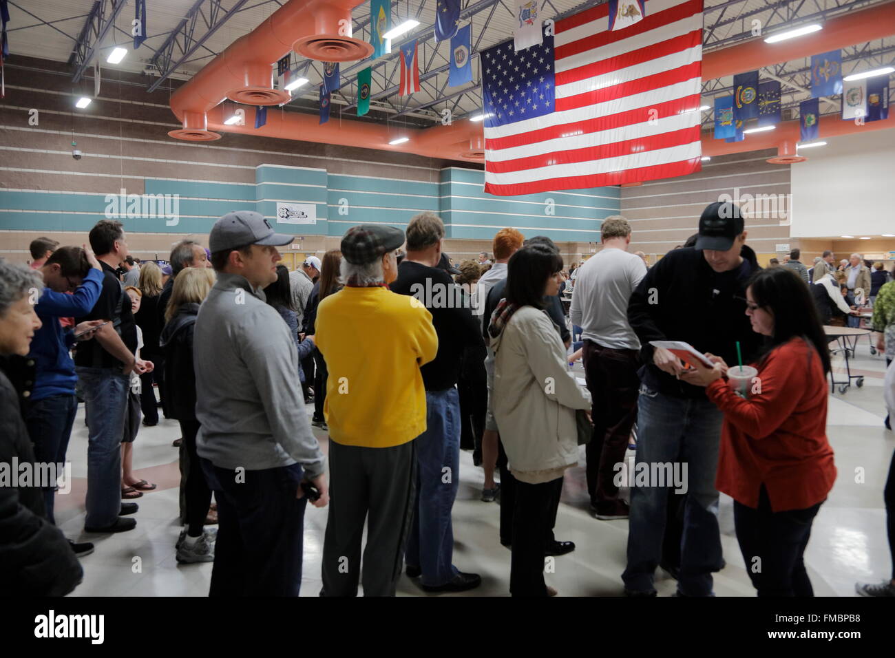 Caucus-Gänger und Wähler warten in der Schlange um ein Caucus-Lage in Las Vegas, Nevada, USA, Donnerstag, 23. Februar 2023 eingeben Stockfoto