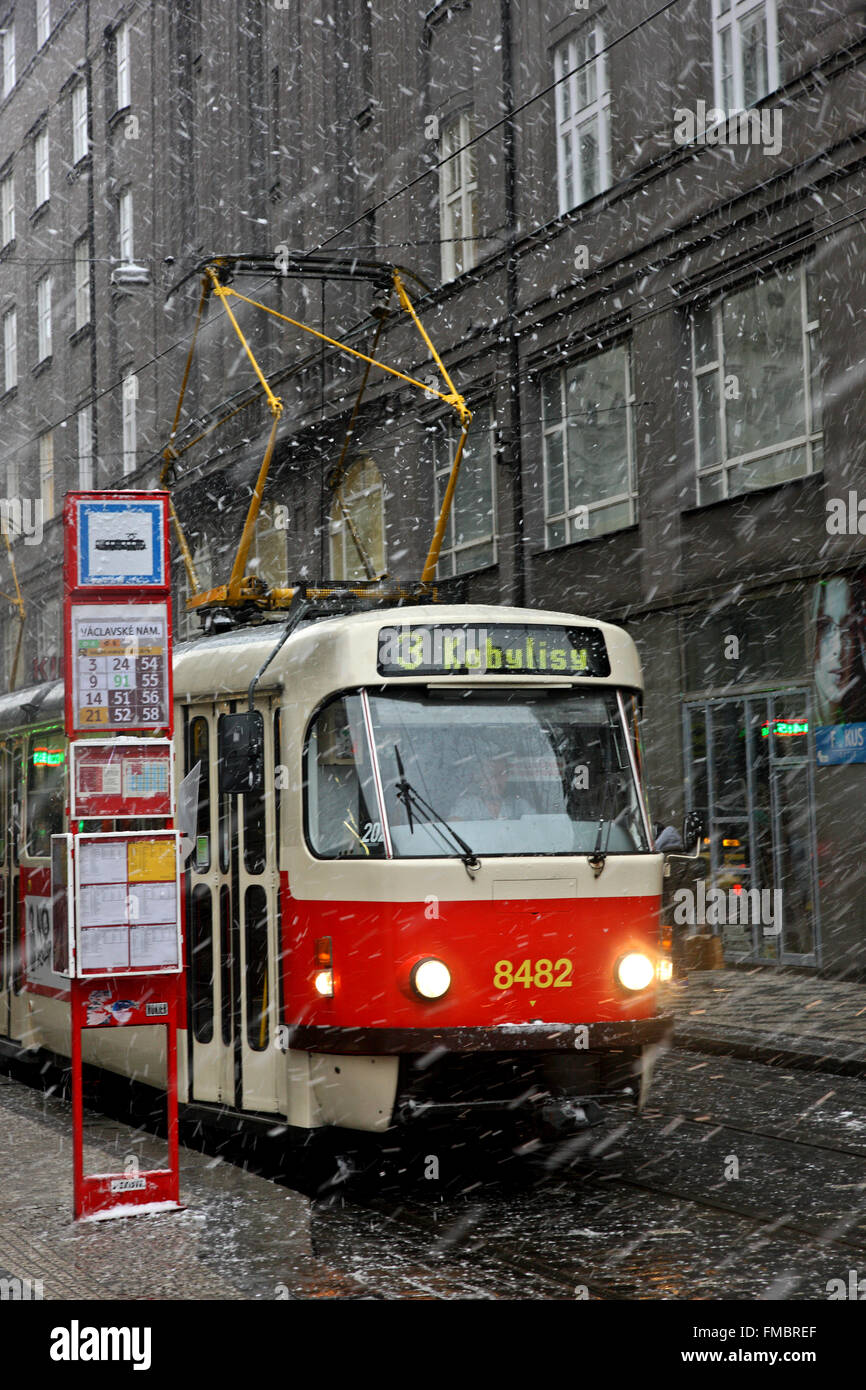 Rote Straßenbahn in Nove Mesto ("Neustadt"), direkt am Wenzelsplatz, Prag, Tschechische Republik, Stockfoto