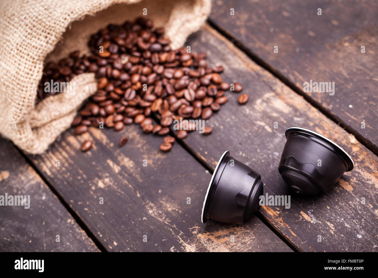 Kaffeekapseln auf einem rustikalen Holztisch Stockfoto
