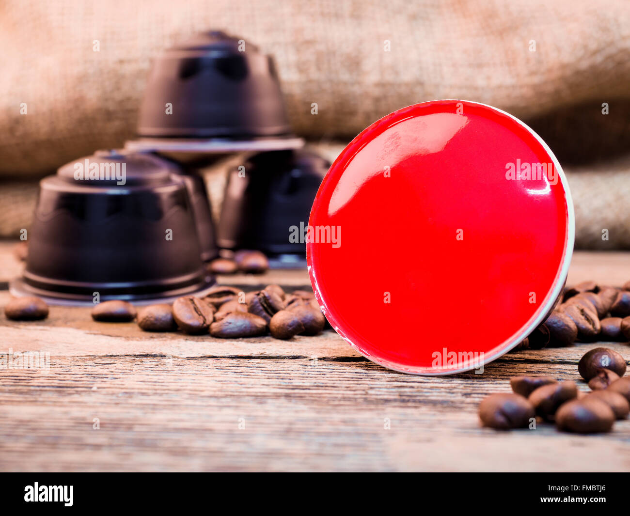 Kaffee-Pods auf Holztisch Stockfoto