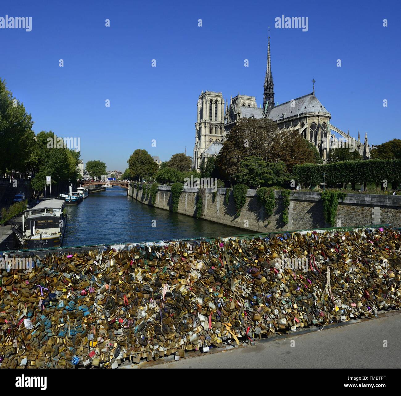 Frankreich, Paris, Bereich Weltkulturerbe von der UNESCO zum Pont de L'Archeveche und Kathedrale Notre-Dame auf der Ile De La Cite Stockfoto