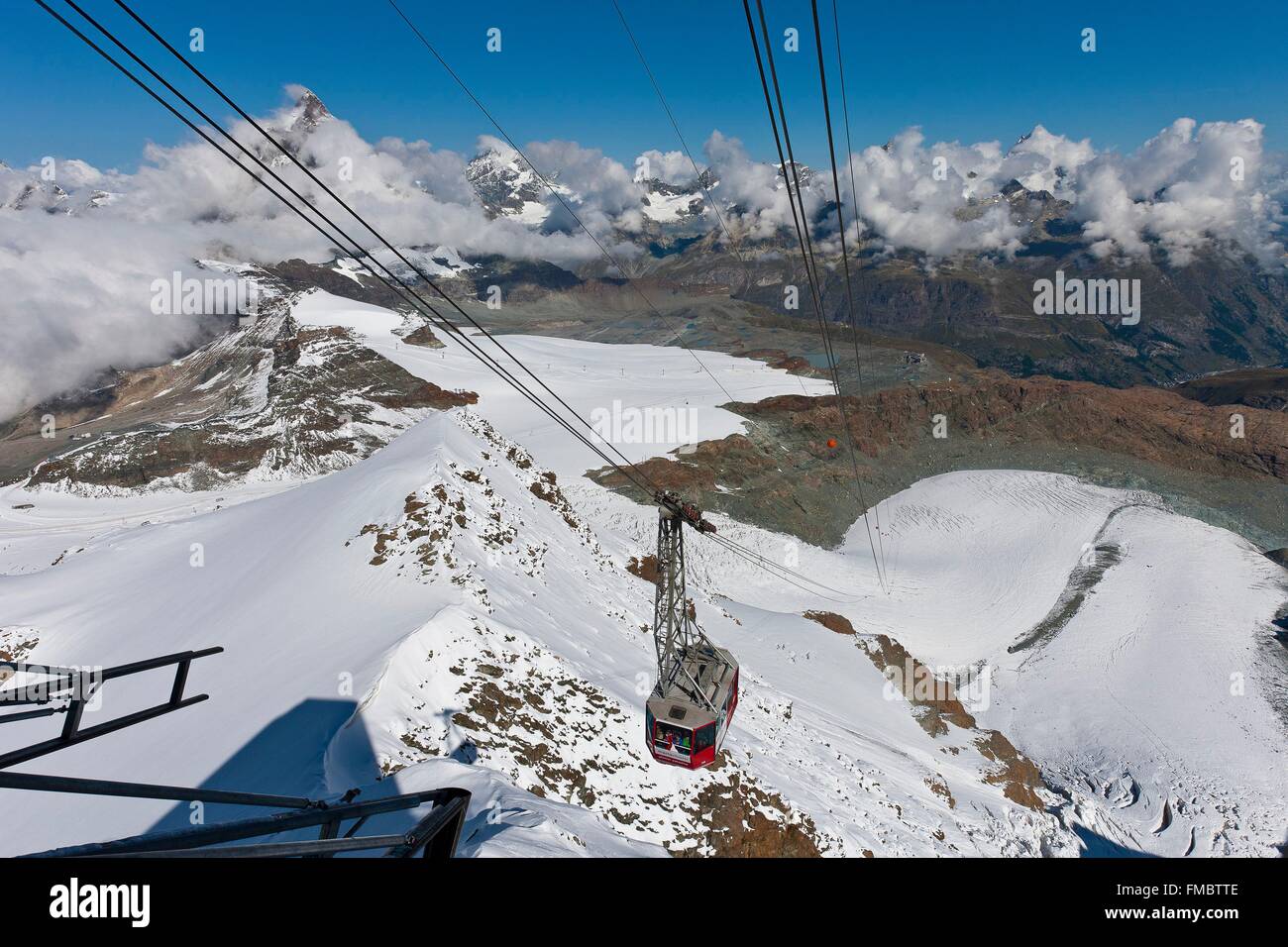 Schweiz, Kanton Wallis, Zermatt-Dorf, der Gondelbahn Matterhorn Glacier Paradise und das Matterhorn Stockfoto