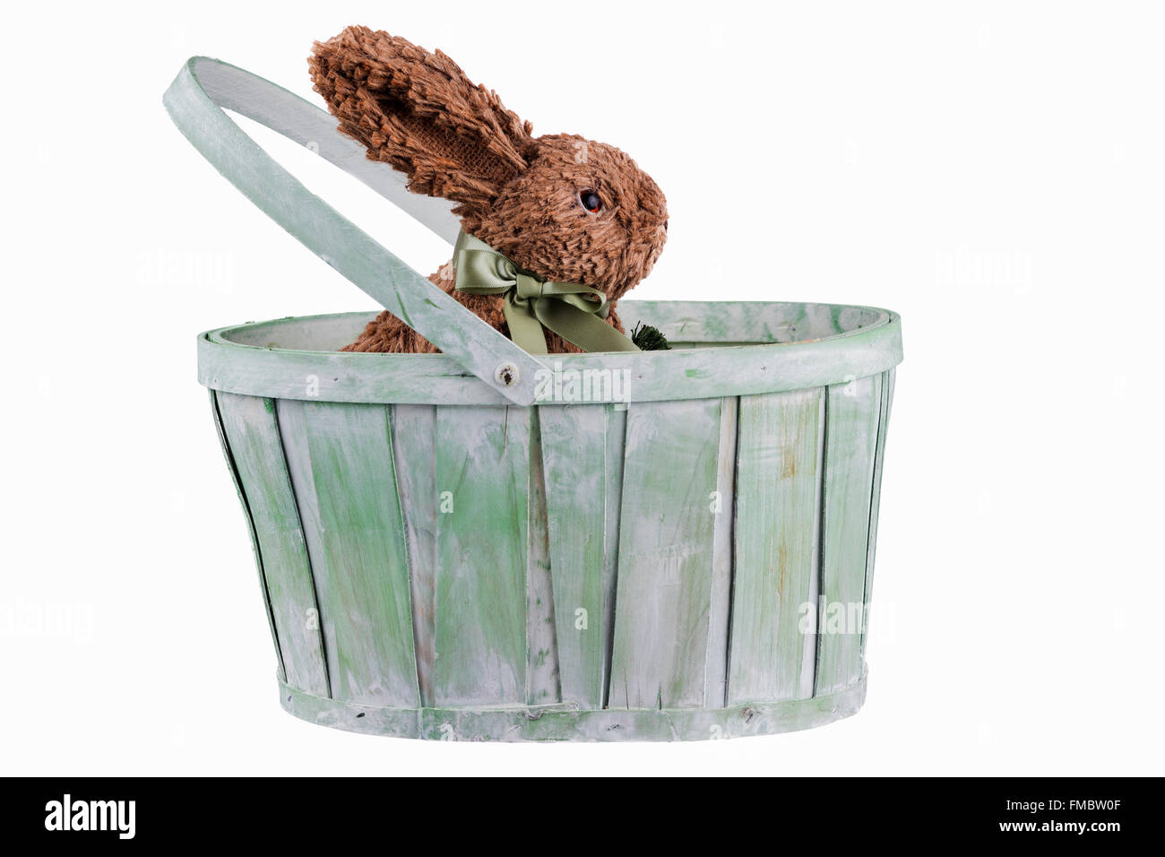 Osterhase im alten hölzernen Korb Stockfoto