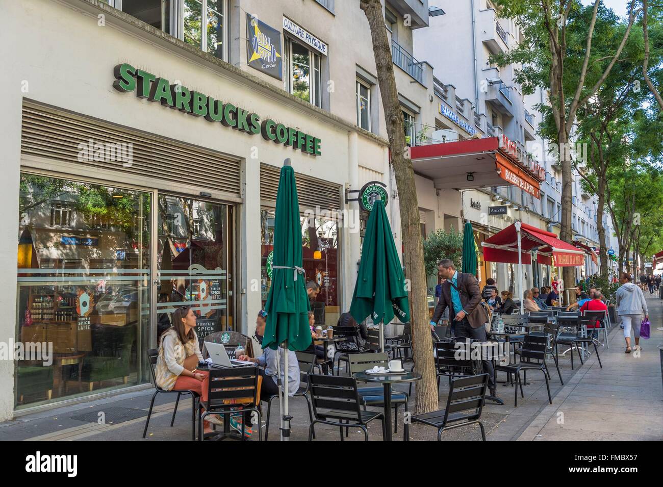Frankreich, Rhone, Villeurbanne, architektonischer Komplex des Wolkenkratzers gebaut, von 1927 bis 1934, Henri Barbusse Avenue, Starbucks café Stockfoto