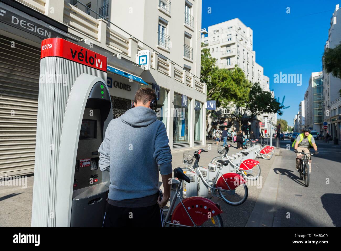 Frankreich, Rhone, Villeurbanne, architektonischer Komplex des Wolkenkratzers von 1927 bis 1934 gebaut, Velo'v ist ein Self-service-Fahrrad Stockfoto