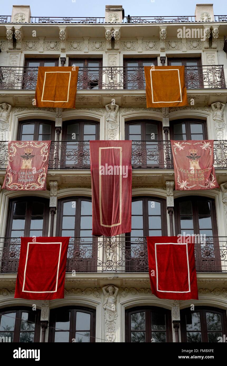 Spanien, Castilla-La Mancha, Provinz Toledo, Toledo, beherbergt Fassade geschmückt mit Fahnen, Don Quijote-route Stockfoto
