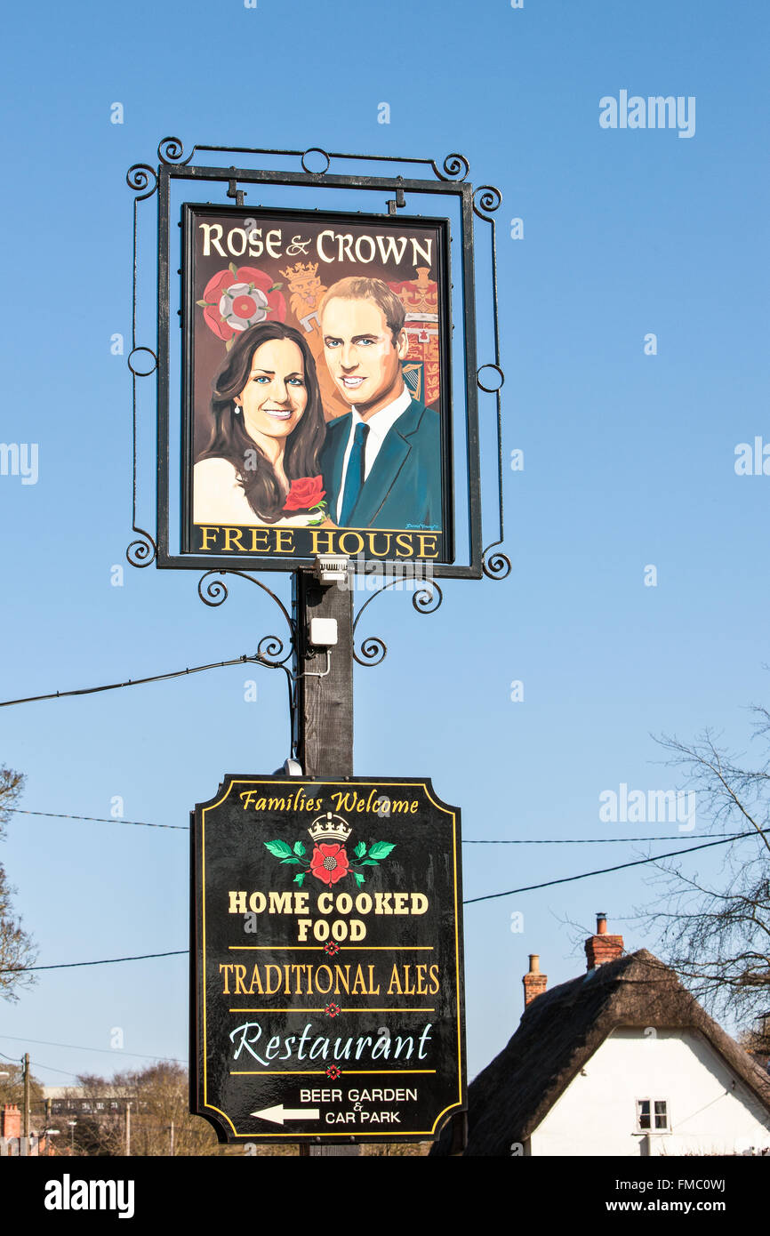 Kate und William Malerei auf Pub Schild am Rose &amp; Crown, Tilshead, Wiltshire Salisbury Plain,England,U.K.,Europe. Stockfoto