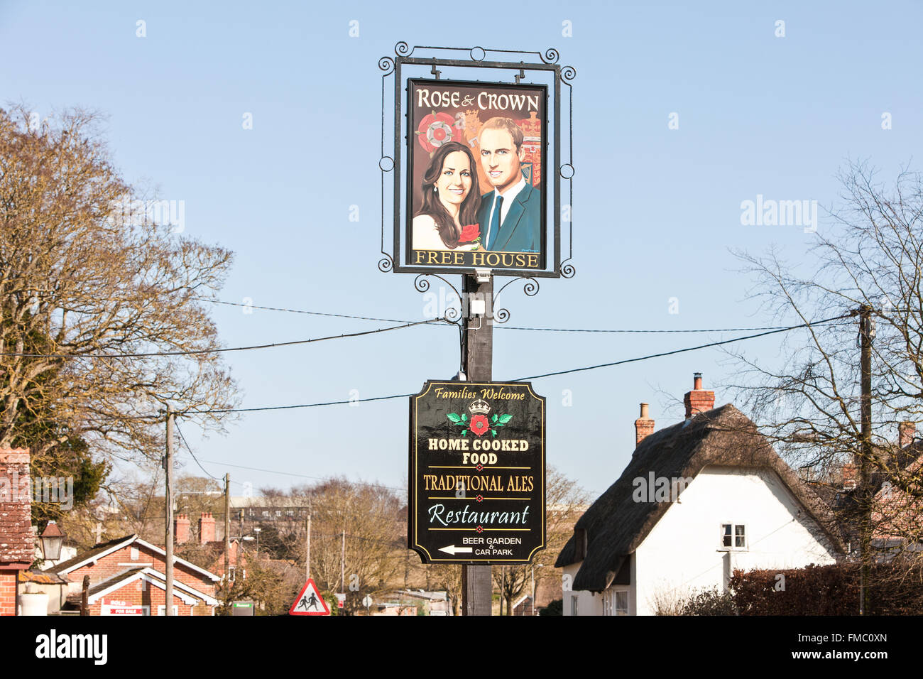 Kate und William Malerei auf Pub Schild am Rose &amp; Crown, Tilshead, Wiltshire Salisbury Plain,England,U.K.,Europe. Stockfoto