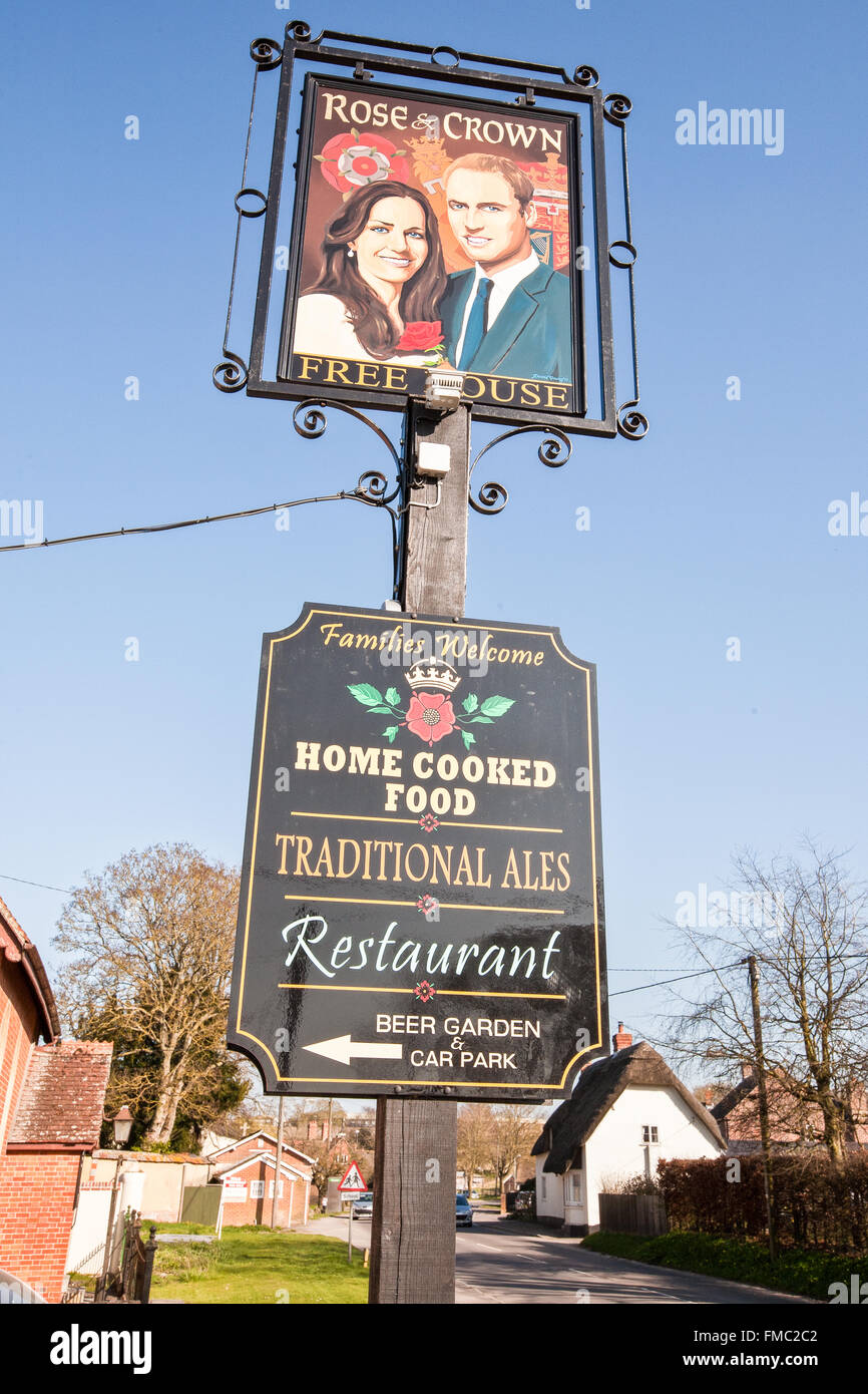 Kate und William Malerei auf Pub Schild am Rose &amp; Crown, Tilshead, Wiltshire Salisbury Plain,England,U.K.,Europe. Stockfoto