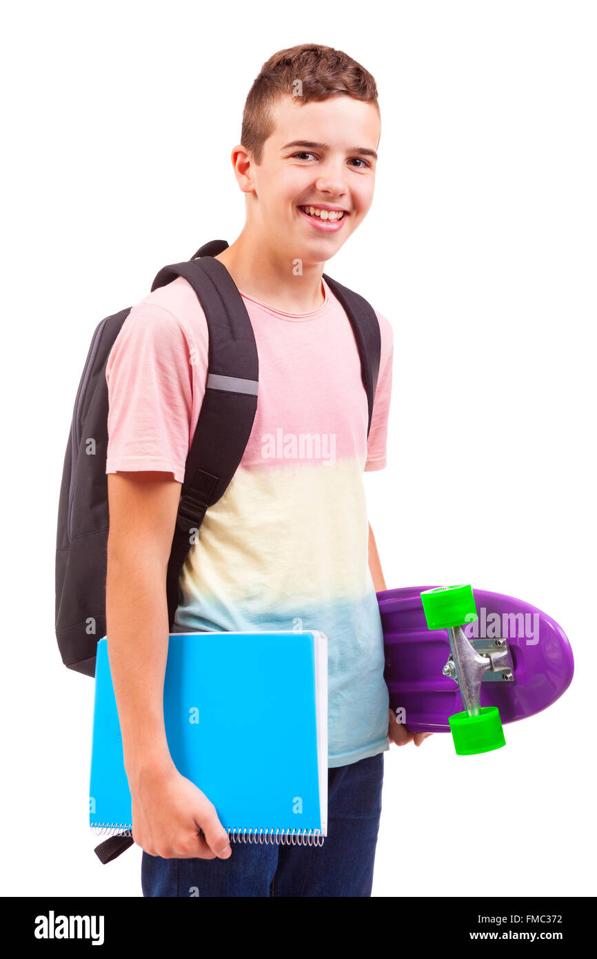 Porträt von Schuljunge hält ein Skateboard und Notebooks, isoliert auf weiss Stockfoto